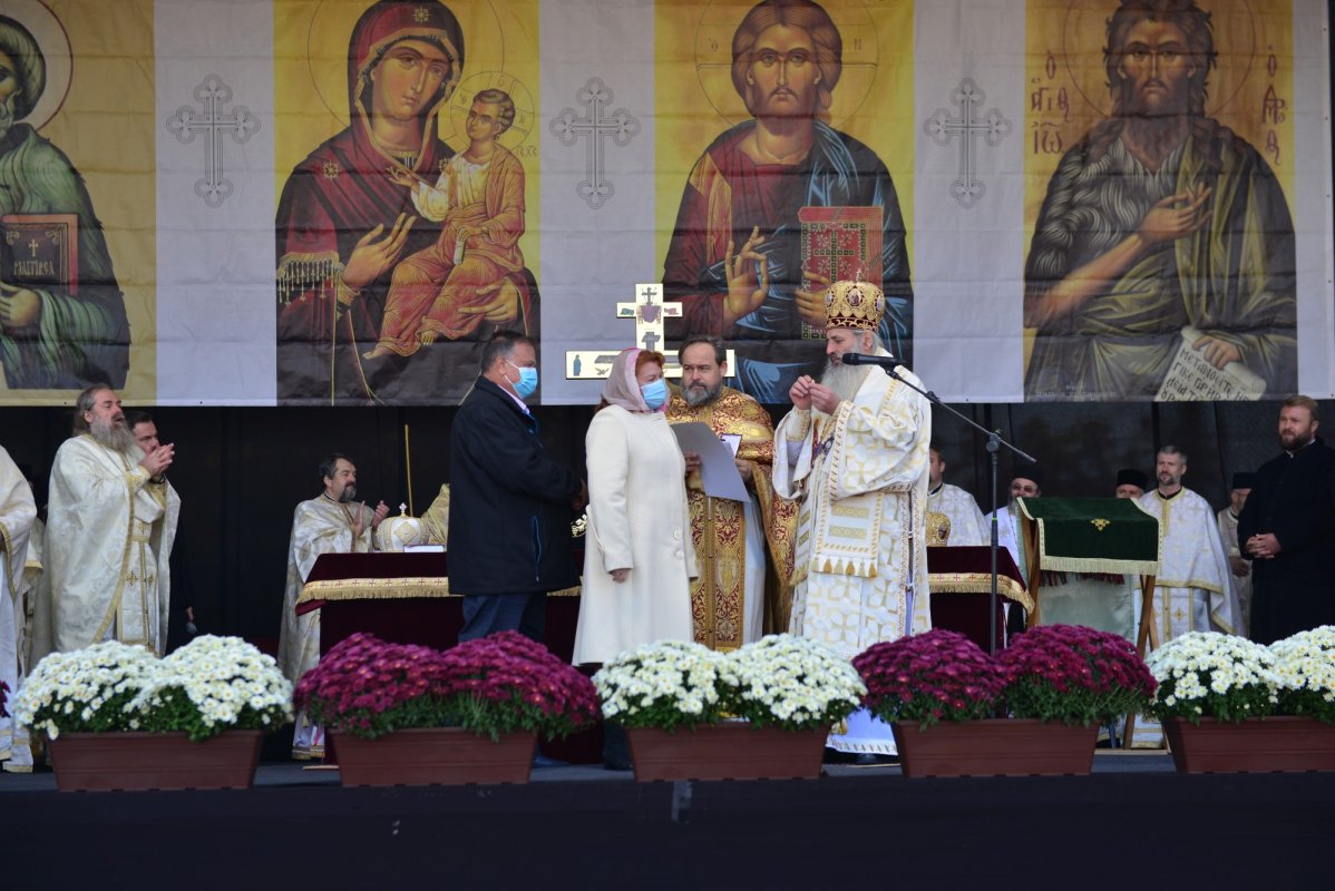 Una dintre cele mai frumoase biserici nou construite în Iași, sfințită de trei ierarhi 187547