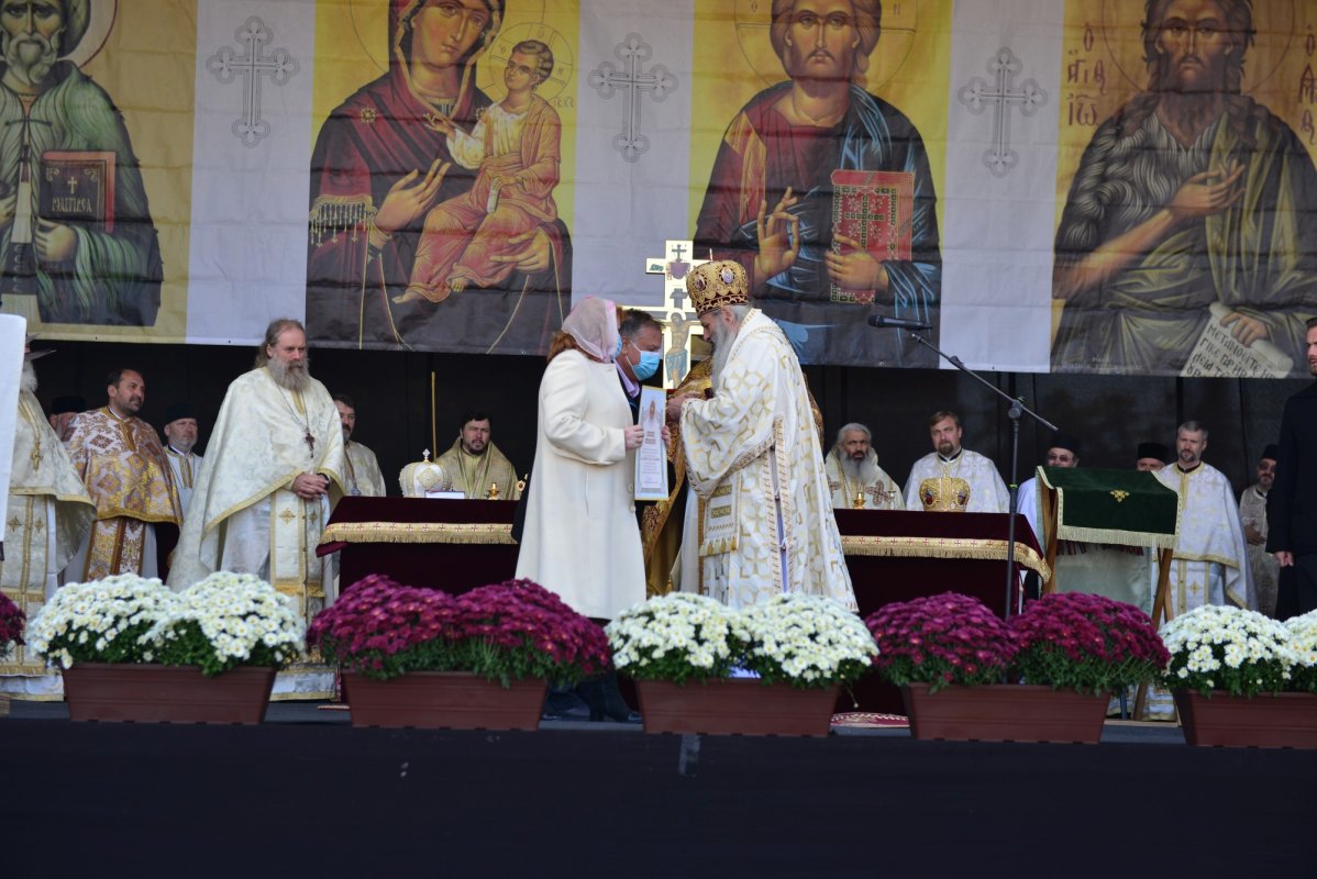 Una dintre cele mai frumoase biserici nou construite în Iași, sfințită de trei ierarhi 187548