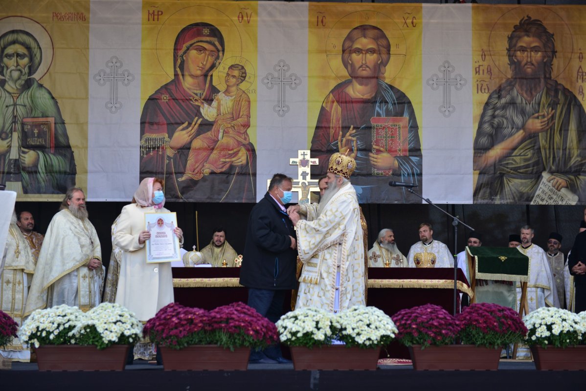 Una dintre cele mai frumoase biserici nou construite în Iași, sfințită de trei ierarhi 187549