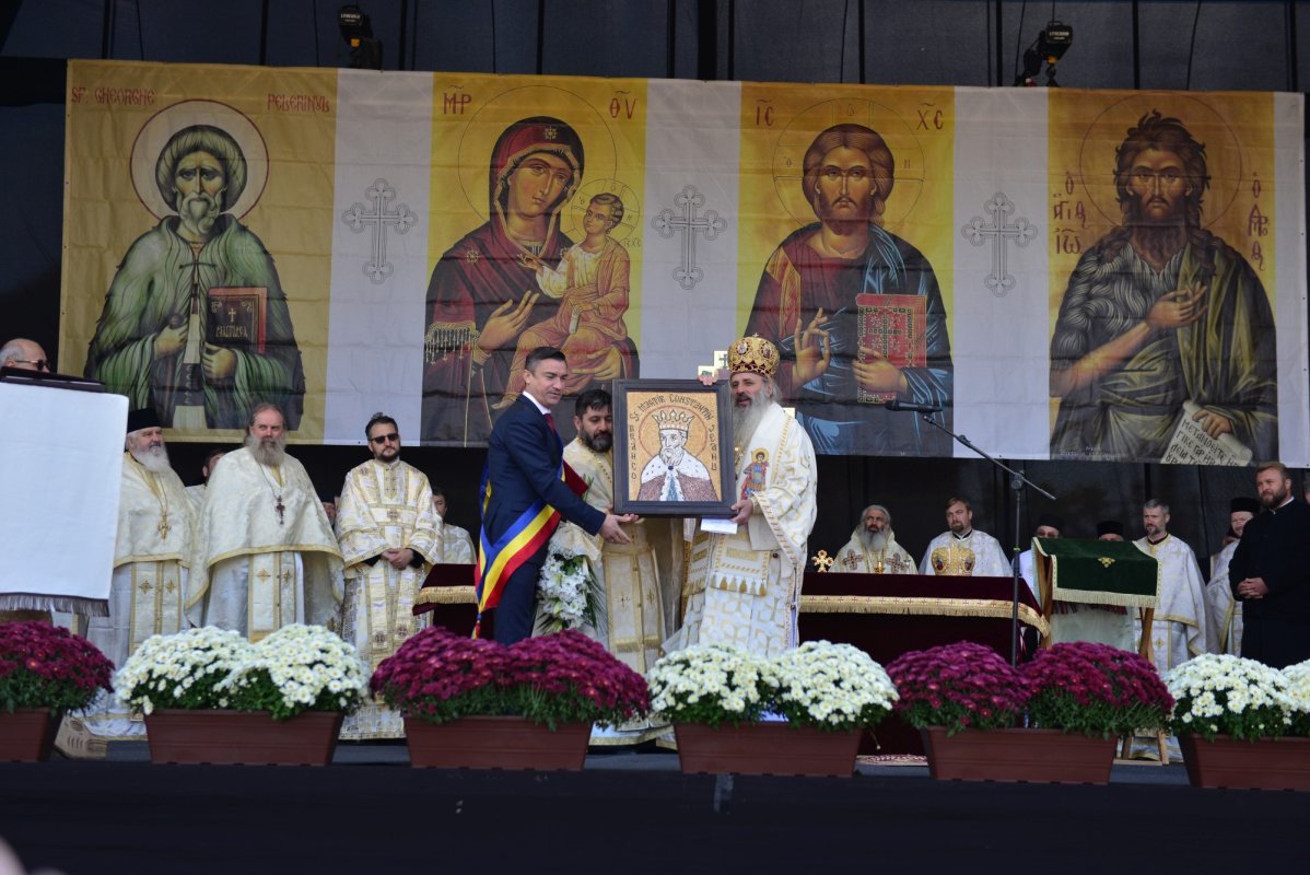 Una dintre cele mai frumoase biserici nou construite în Iași, sfințită de trei ierarhi 187550