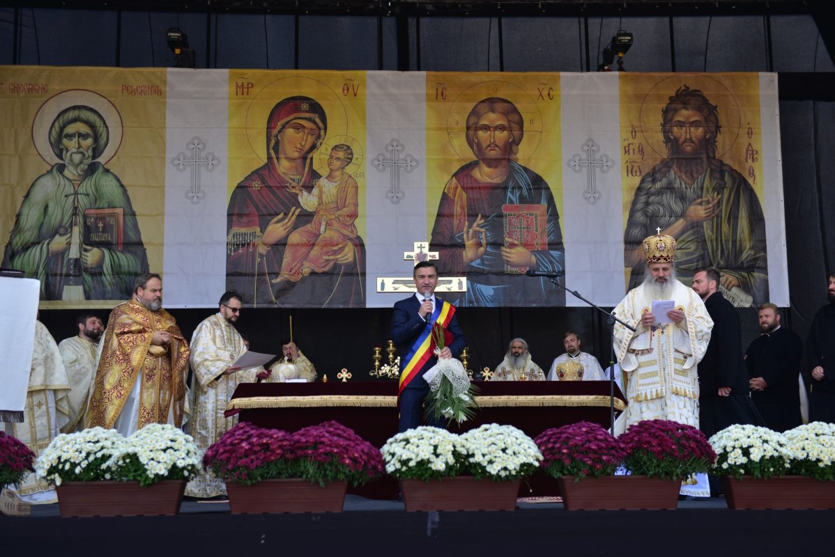 Una dintre cele mai frumoase biserici nou construite în Iași, sfințită de trei ierarhi 187551