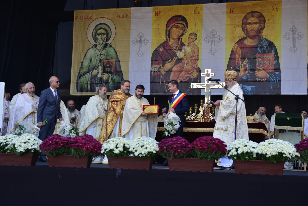 Una dintre cele mai frumoase biserici nou construite în Iași, sfințită de trei ierarhi 187552