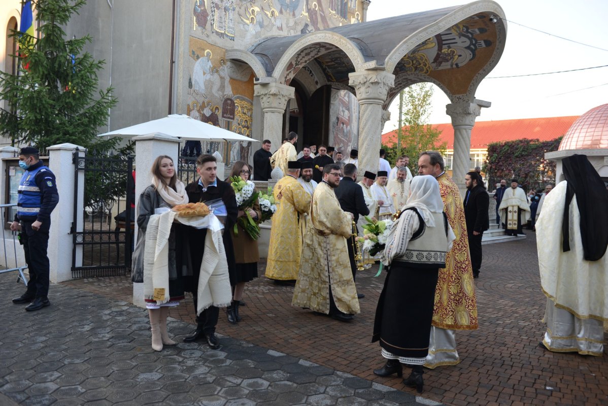 Una dintre cele mai frumoase biserici nou construite în Iași, sfințită de trei ierarhi 187555