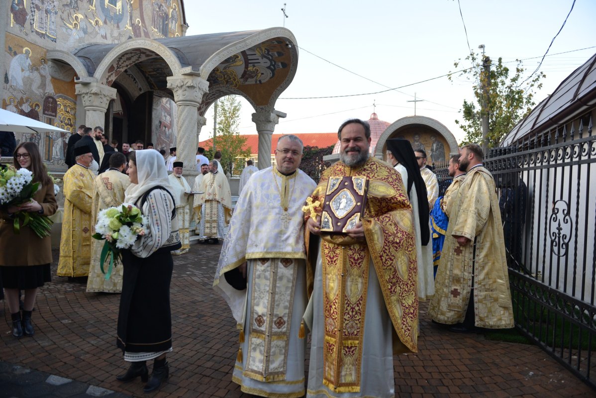 Una dintre cele mai frumoase biserici nou construite în Iași, sfințită de trei ierarhi 187556