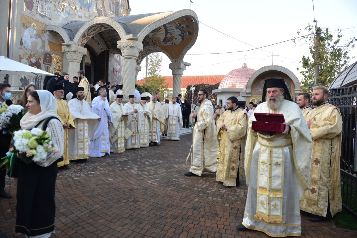 Una dintre cele mai frumoase biserici nou construite în Iași, sfințită de trei ierarhi 187558