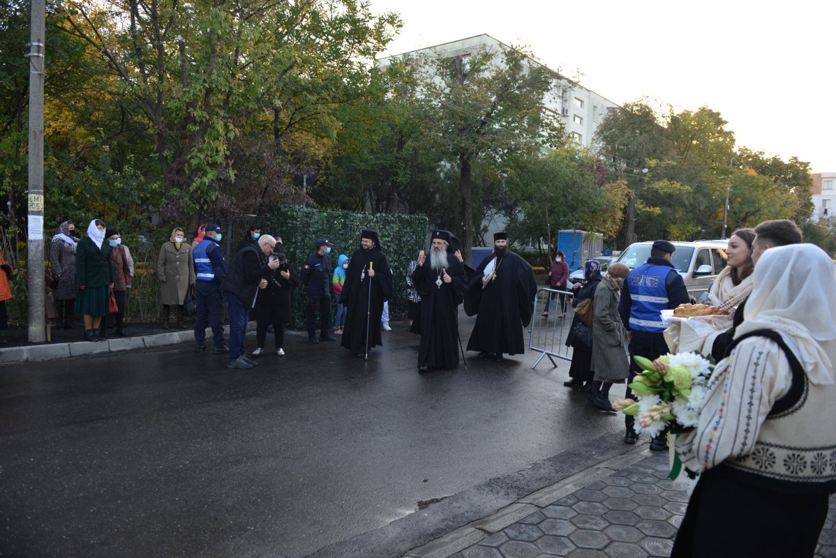 Una dintre cele mai frumoase biserici nou construite în Iași, sfințită de trei ierarhi 187559