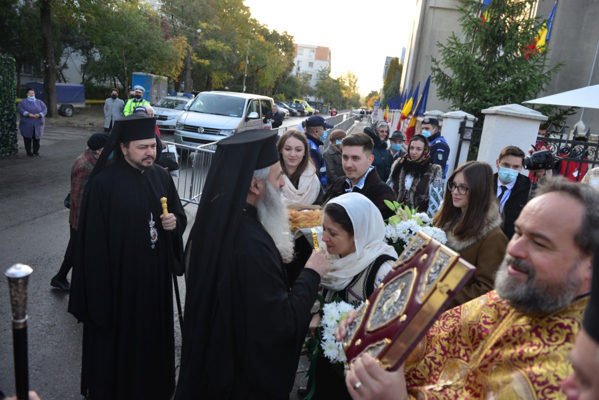 Una dintre cele mai frumoase biserici nou construite în Iași, sfințită de trei ierarhi 187560