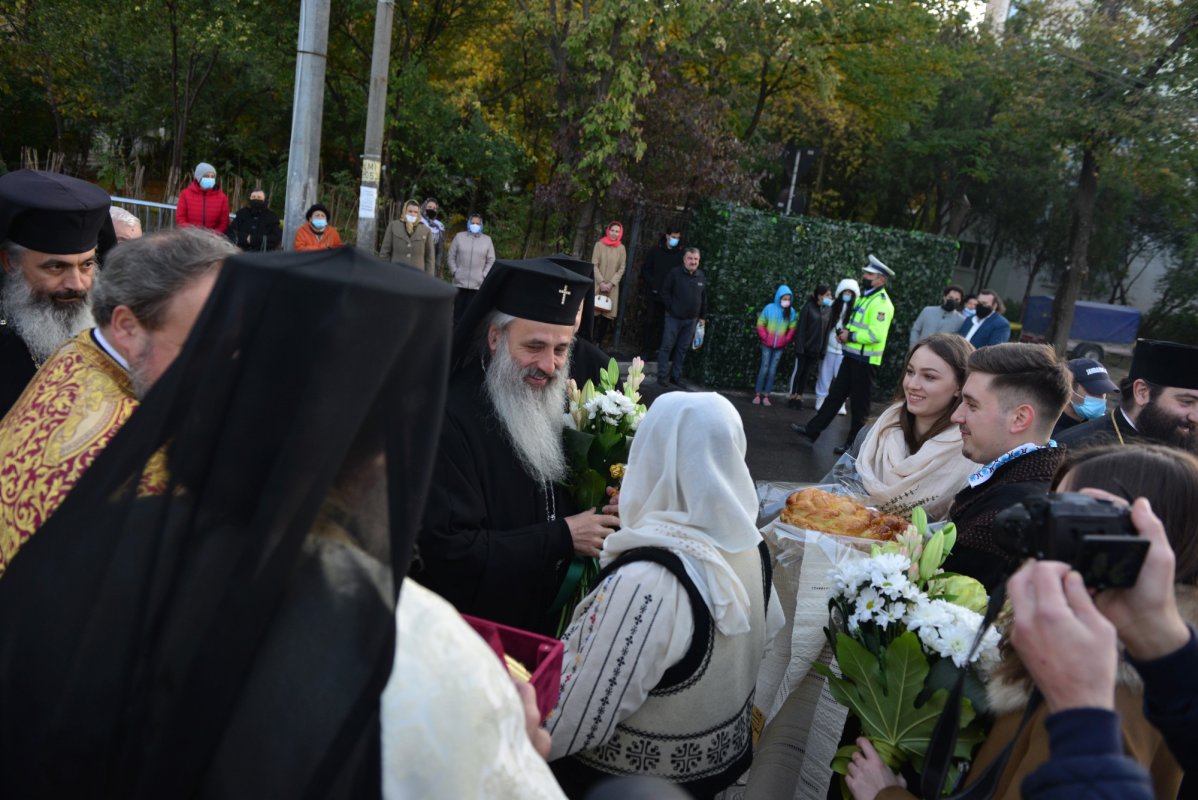 Una dintre cele mai frumoase biserici nou construite în Iași, sfințită de trei ierarhi 187561