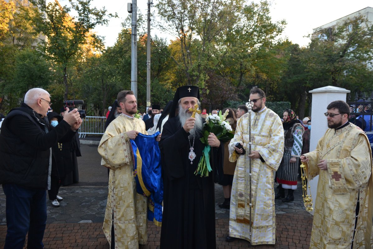 Una dintre cele mai frumoase biserici nou construite în Iași, sfințită de trei ierarhi 187562