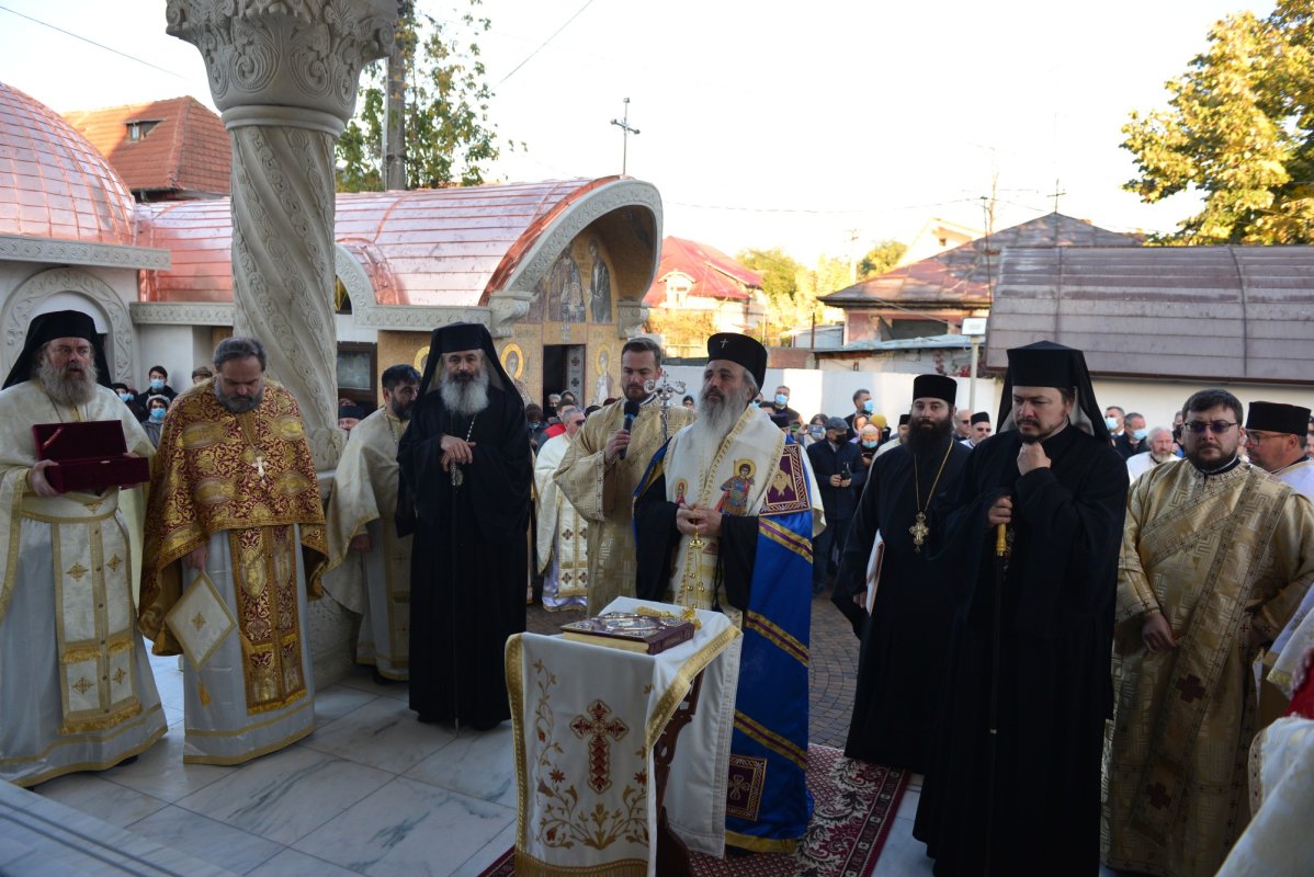 Una dintre cele mai frumoase biserici nou construite în Iași, sfințită de trei ierarhi 187563