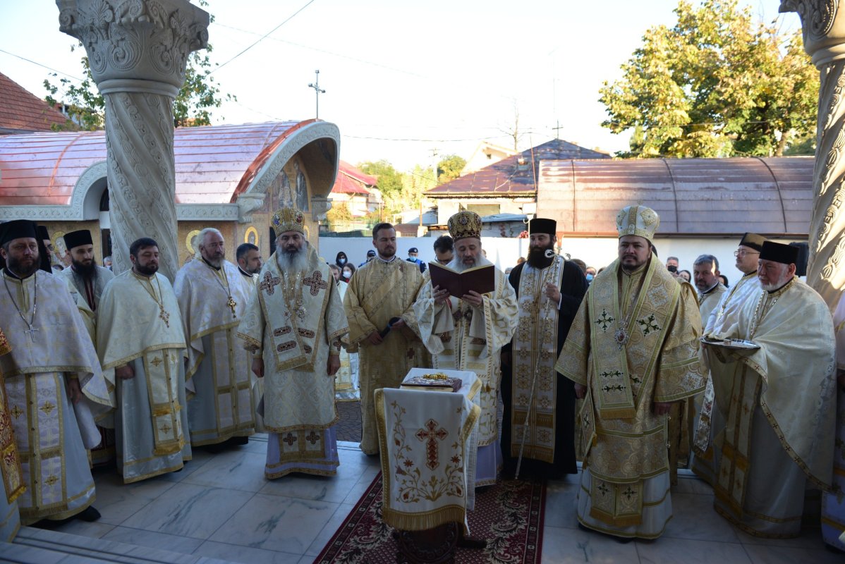Una dintre cele mai frumoase biserici nou construite în Iași, sfințită de trei ierarhi 187564