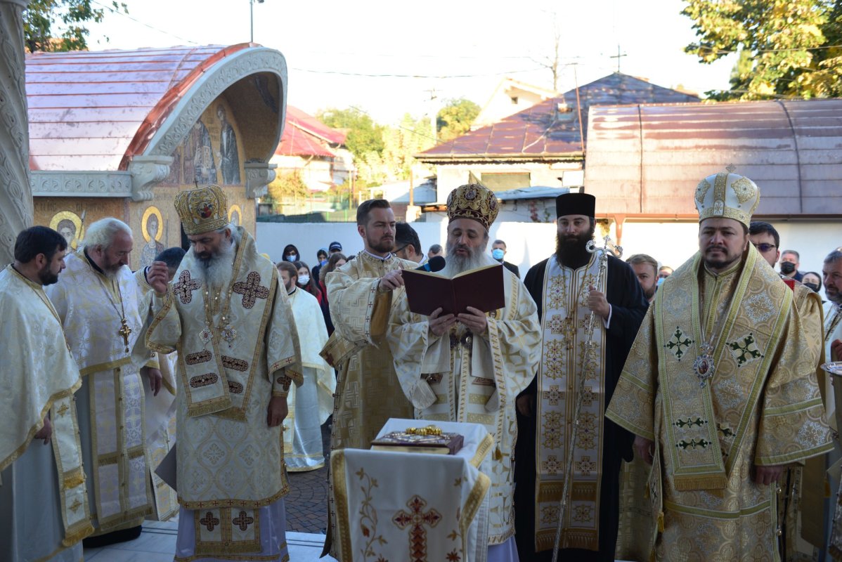 Una dintre cele mai frumoase biserici nou construite în Iași, sfințită de trei ierarhi 187565