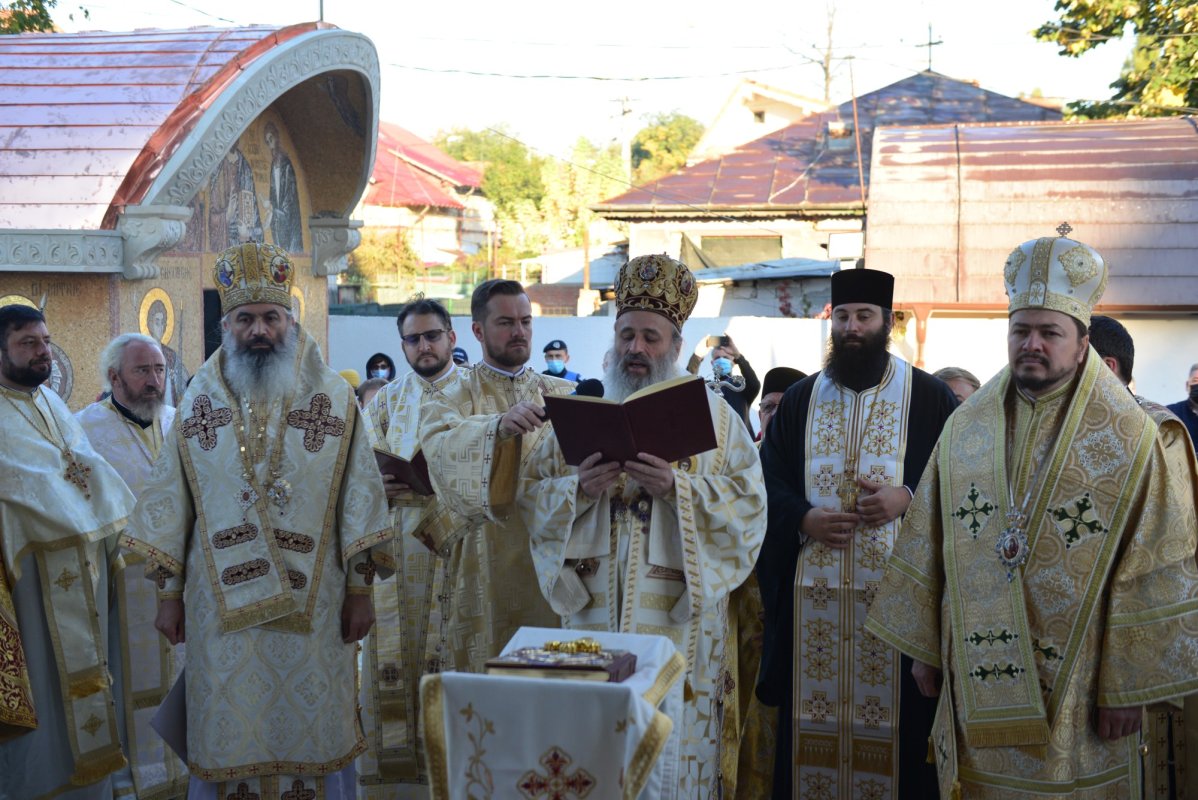 Una dintre cele mai frumoase biserici nou construite în Iași, sfințită de trei ierarhi 187566