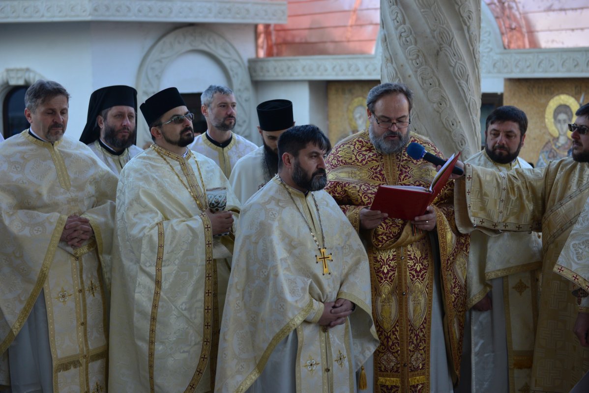 Una dintre cele mai frumoase biserici nou construite în Iași, sfințită de trei ierarhi 187567