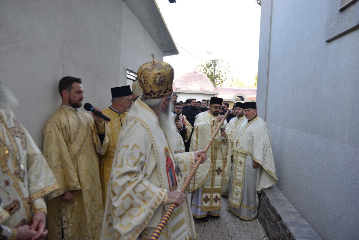 Una dintre cele mai frumoase biserici nou construite în Iași, sfințită de trei ierarhi 187568