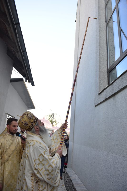 Una dintre cele mai frumoase biserici nou construite în Iași, sfințită de trei ierarhi 187569