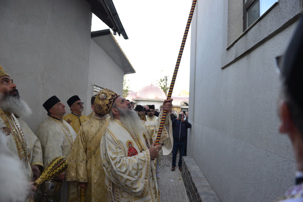 Una dintre cele mai frumoase biserici nou construite în Iași, sfințită de trei ierarhi 187570