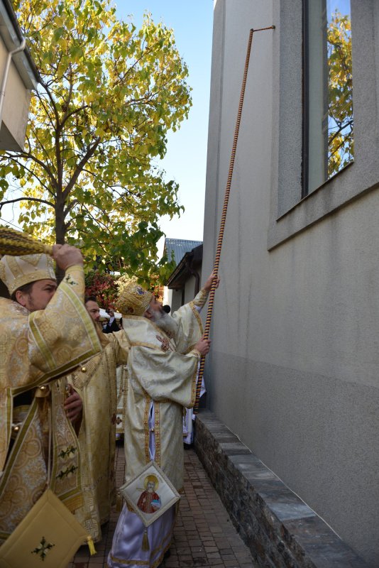 Una dintre cele mai frumoase biserici nou construite în Iași, sfințită de trei ierarhi 187571