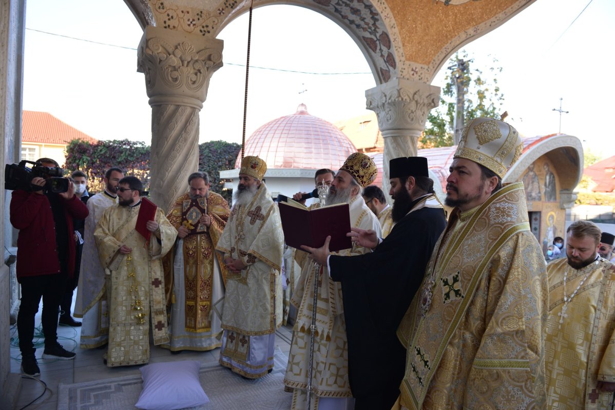 Una dintre cele mai frumoase biserici nou construite în Iași, sfințită de trei ierarhi 187573