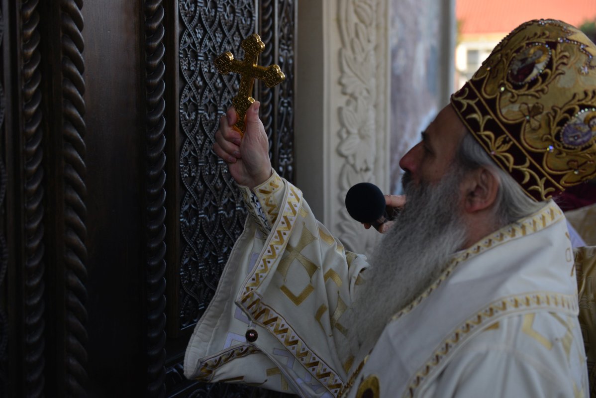 Una dintre cele mai frumoase biserici nou construite în Iași, sfințită de trei ierarhi 187574