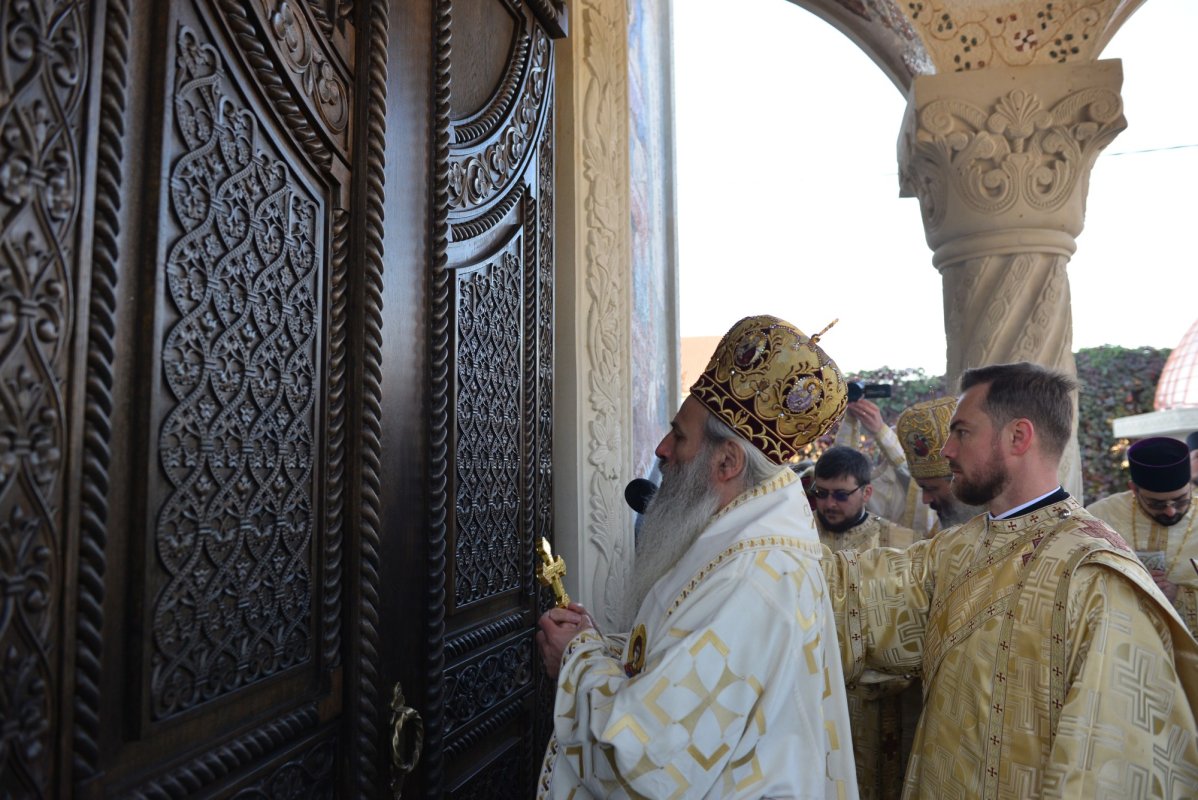 Una dintre cele mai frumoase biserici nou construite în Iași, sfințită de trei ierarhi 187575