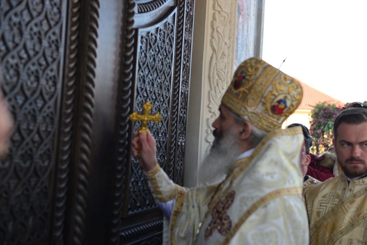 Una dintre cele mai frumoase biserici nou construite în Iași, sfințită de trei ierarhi 187576