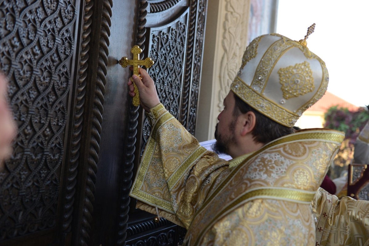 Una dintre cele mai frumoase biserici nou construite în Iași, sfințită de trei ierarhi 187577