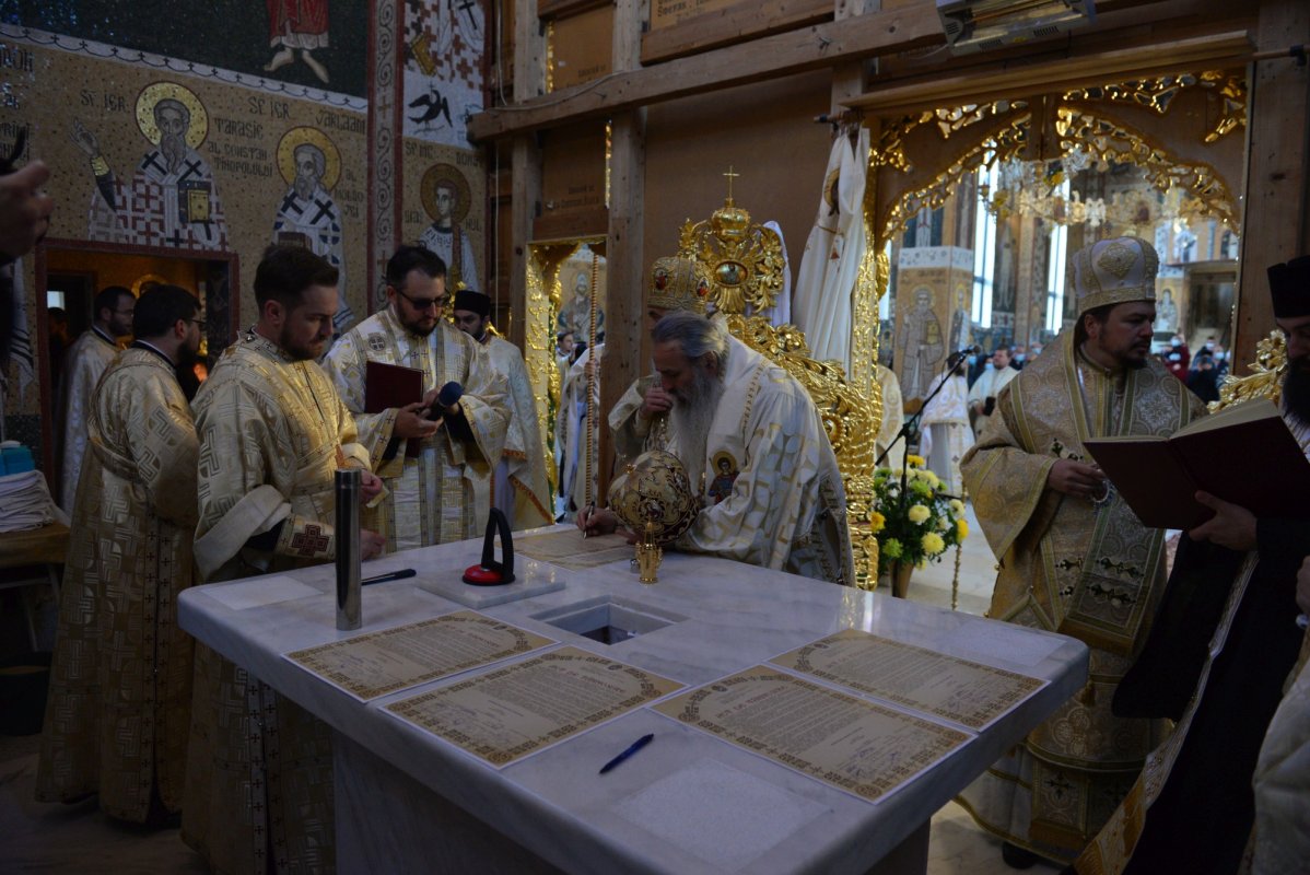 Una dintre cele mai frumoase biserici nou construite în Iași, sfințită de trei ierarhi 187579