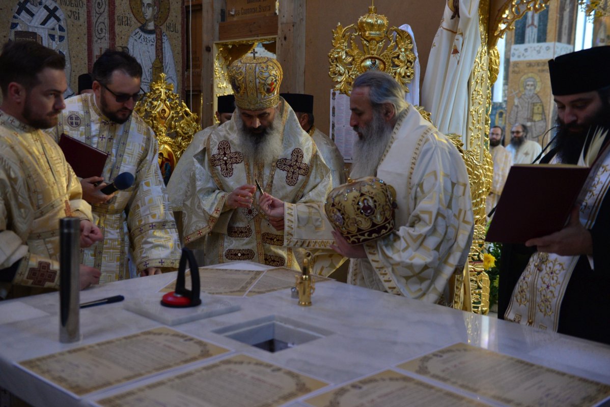 Una dintre cele mai frumoase biserici nou construite în Iași, sfințită de trei ierarhi 187580