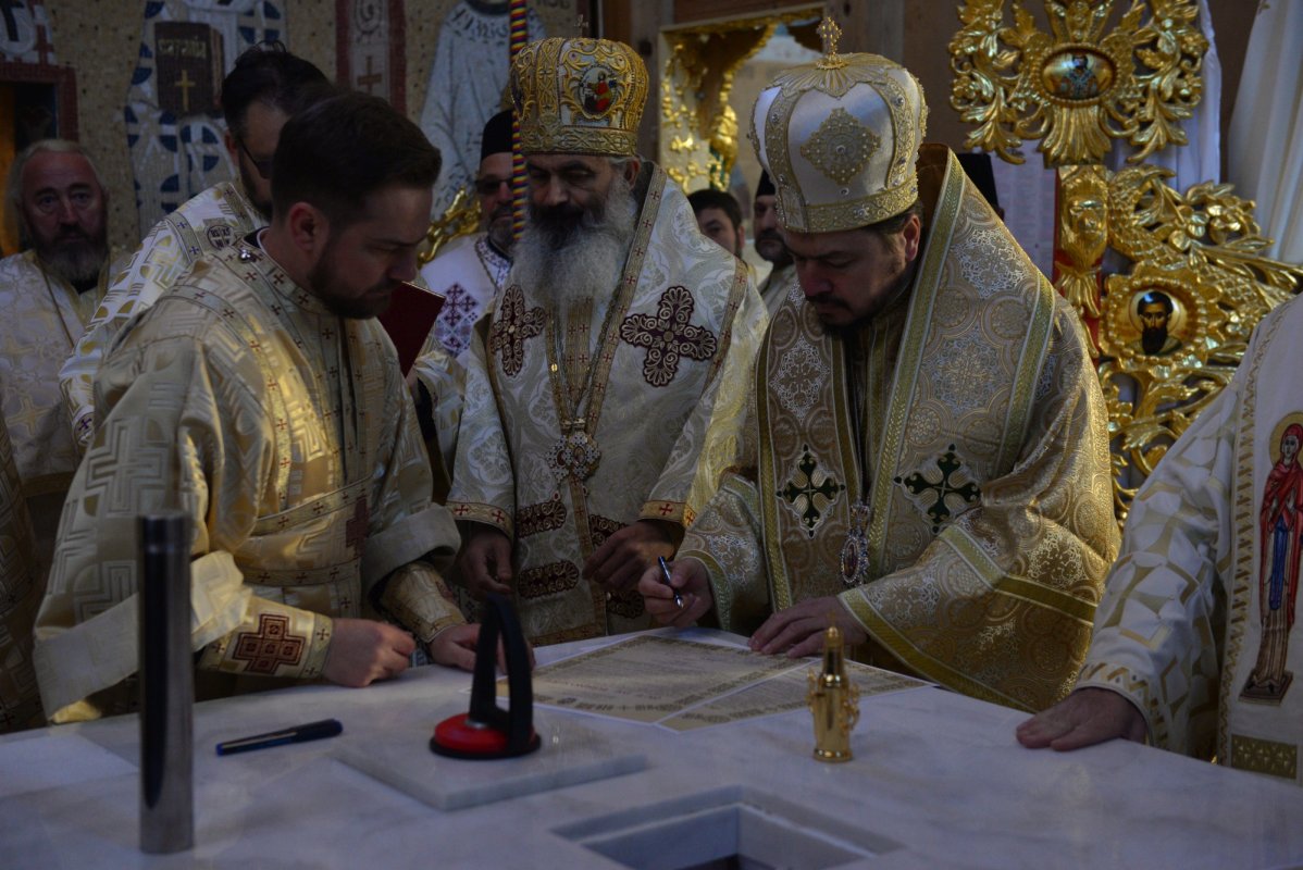 Una dintre cele mai frumoase biserici nou construite în Iași, sfințită de trei ierarhi 187581