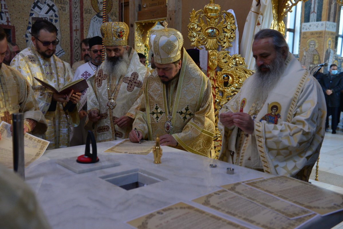 Una dintre cele mai frumoase biserici nou construite în Iași, sfințită de trei ierarhi 187582