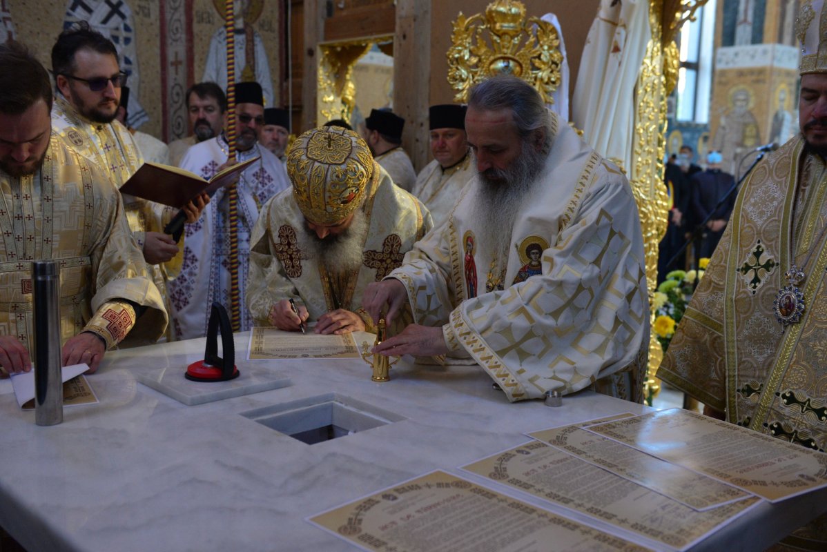 Una dintre cele mai frumoase biserici nou construite în Iași, sfințită de trei ierarhi 187583