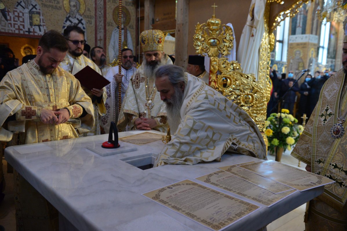 Una dintre cele mai frumoase biserici nou construite în Iași, sfințită de trei ierarhi 187584