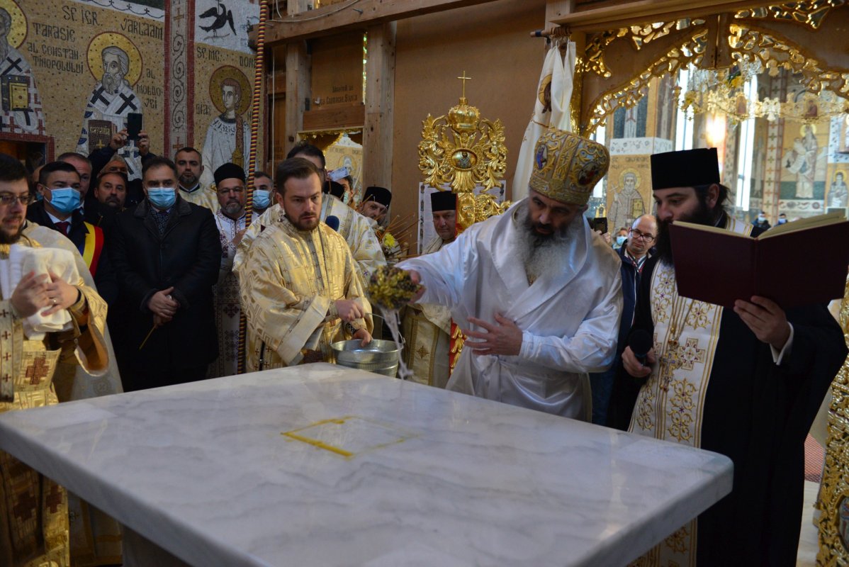 Una dintre cele mai frumoase biserici nou construite în Iași, sfințită de trei ierarhi 187585