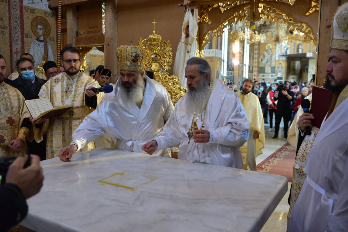 Una dintre cele mai frumoase biserici nou construite în Iași, sfințită de trei ierarhi 187586