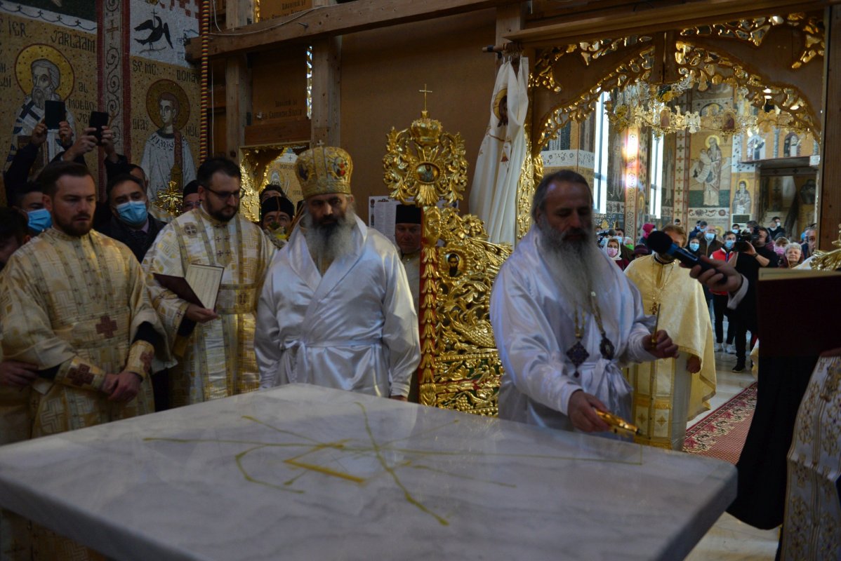 Una dintre cele mai frumoase biserici nou construite în Iași, sfințită de trei ierarhi 187587