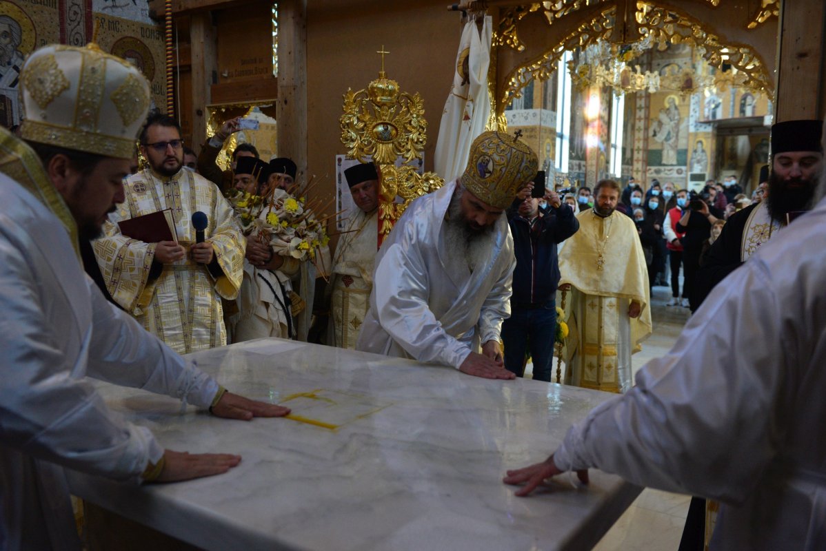 Una dintre cele mai frumoase biserici nou construite în Iași, sfințită de trei ierarhi 187588