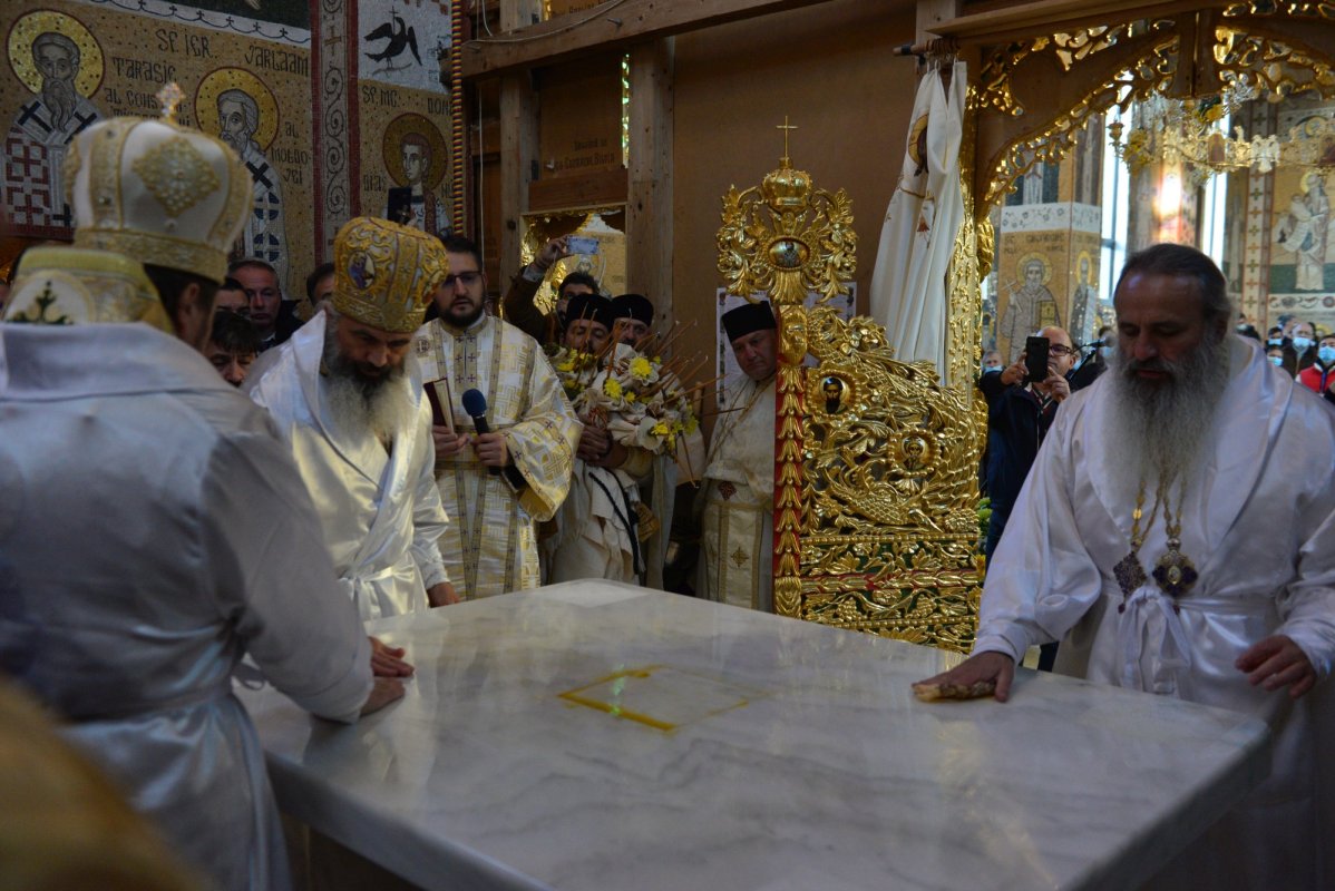 Una dintre cele mai frumoase biserici nou construite în Iași, sfințită de trei ierarhi 187589