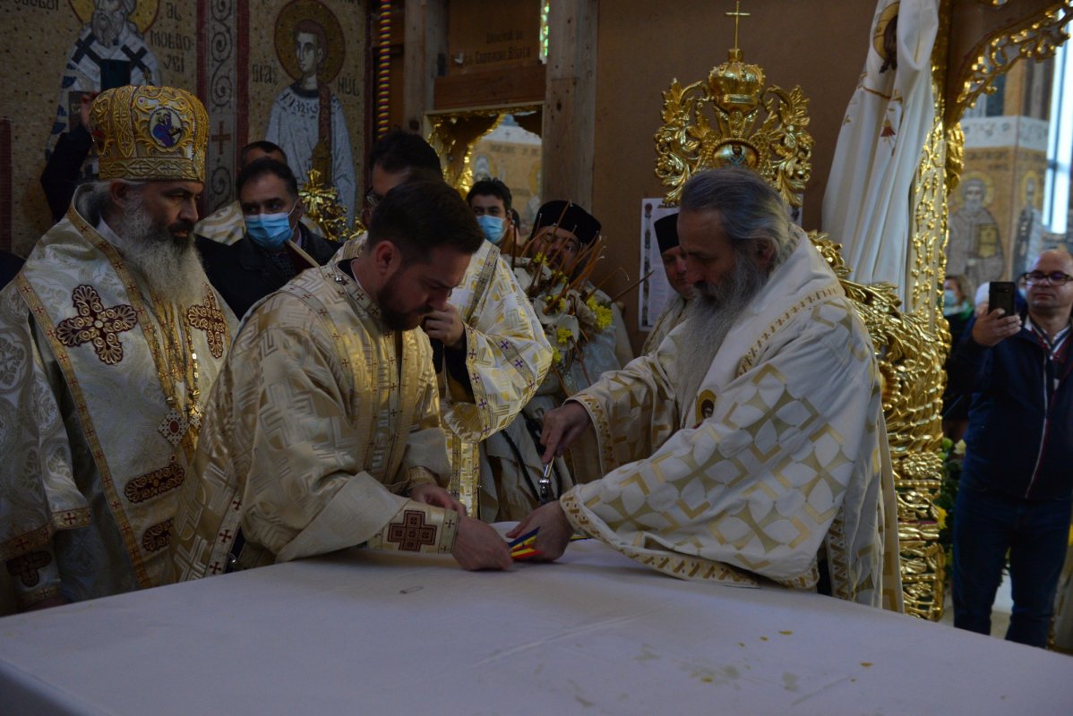 Una dintre cele mai frumoase biserici nou construite în Iași, sfințită de trei ierarhi 187590