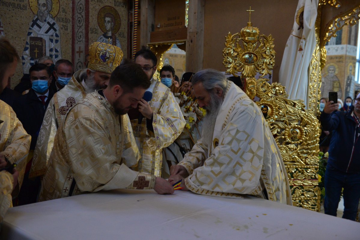 Una dintre cele mai frumoase biserici nou construite în Iași, sfințită de trei ierarhi 187591