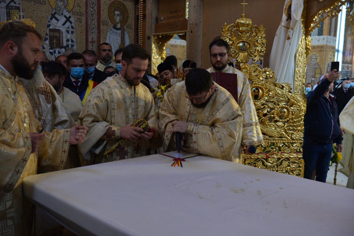 Una dintre cele mai frumoase biserici nou construite în Iași, sfințită de trei ierarhi 187592