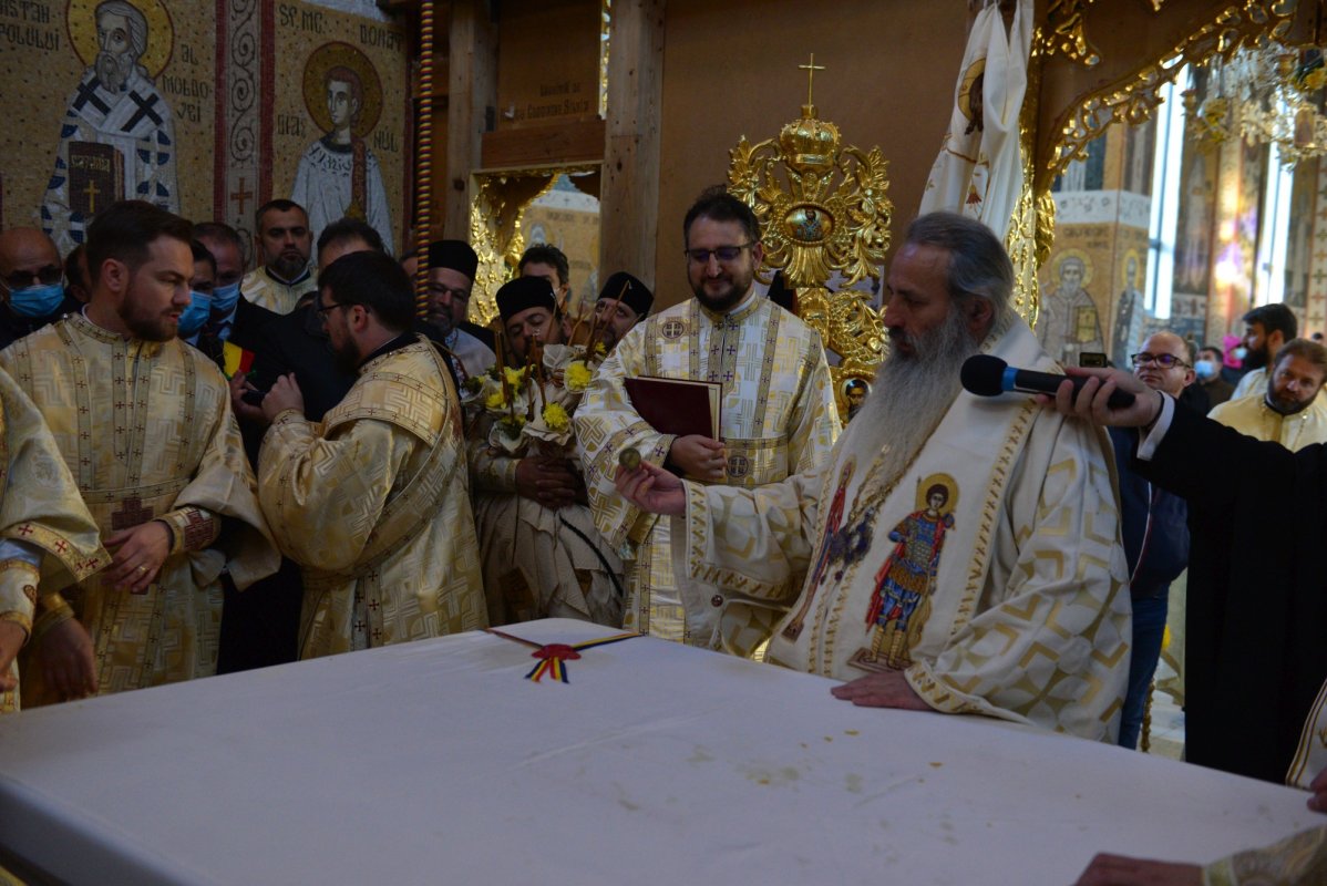 Una dintre cele mai frumoase biserici nou construite în Iași, sfințită de trei ierarhi 187593