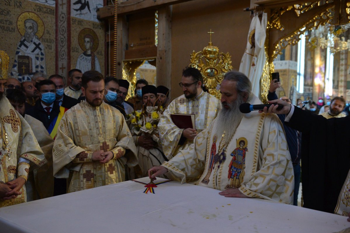 Una dintre cele mai frumoase biserici nou construite în Iași, sfințită de trei ierarhi 187594