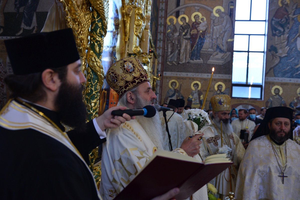 Una dintre cele mai frumoase biserici nou construite în Iași, sfințită de trei ierarhi 187595