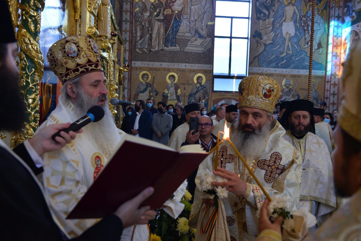 Una dintre cele mai frumoase biserici nou construite în Iași, sfințită de trei ierarhi 187596