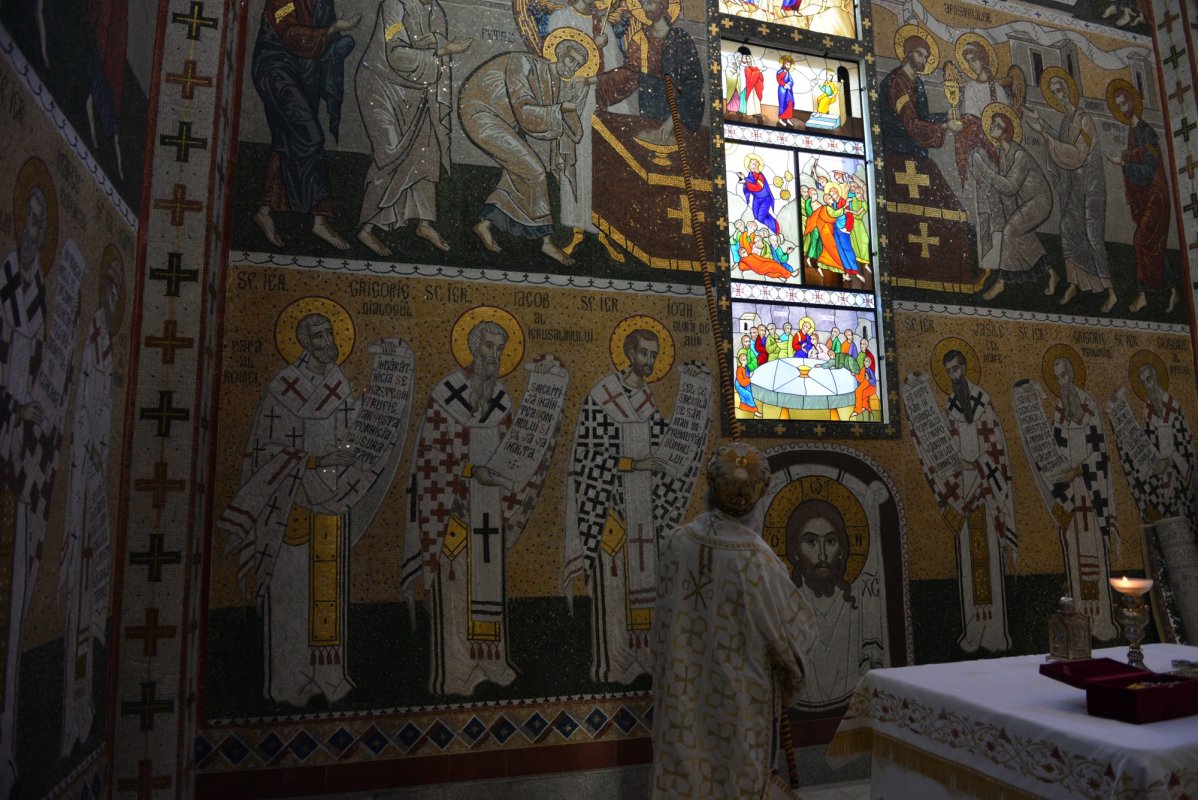 Una dintre cele mai frumoase biserici nou construite în Iași, sfințită de trei ierarhi 187597