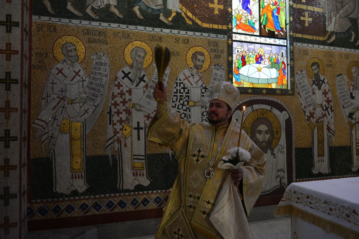 Una dintre cele mai frumoase biserici nou construite în Iași, sfințită de trei ierarhi 187599