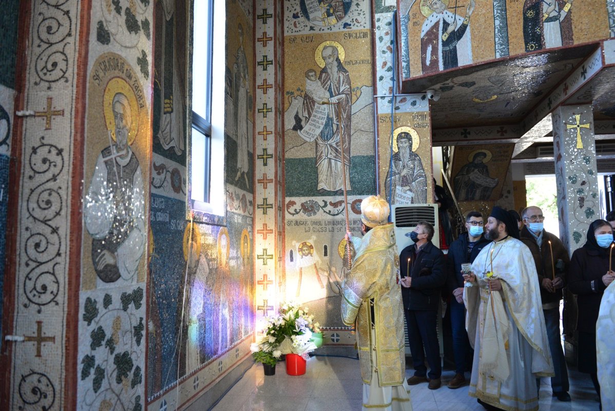 Una dintre cele mai frumoase biserici nou construite în Iași, sfințită de trei ierarhi 187600