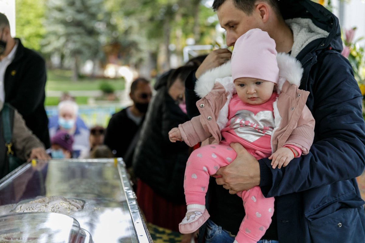 Pelerinii evlavioşi o cinstesc pe Sfânta Parascheva, Ocrotitoarea Moldovei 187862
