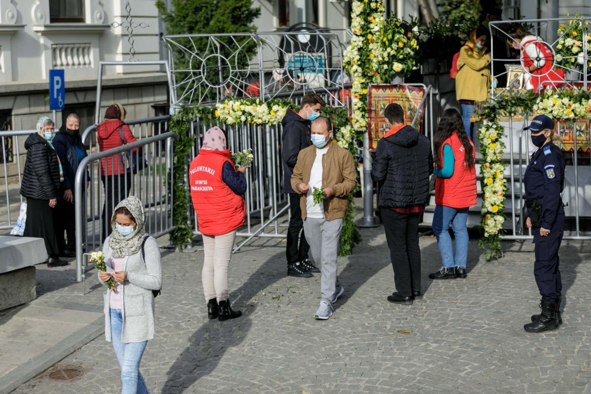 Pelerinii evlavioşi o cinstesc pe Sfânta Parascheva, Ocrotitoarea Moldovei 187863